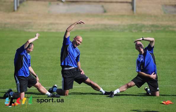 Даррен Канн, Ховард Уэбб и Майкл Малларки (слева направо) готовятся к финалу ЧМ-2010