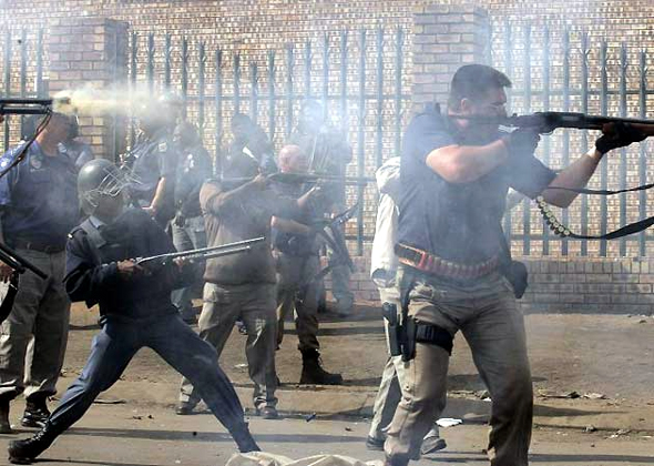 Май 2008 г. Полиция разгоняет местных жителей, нападающих на иммигрантов