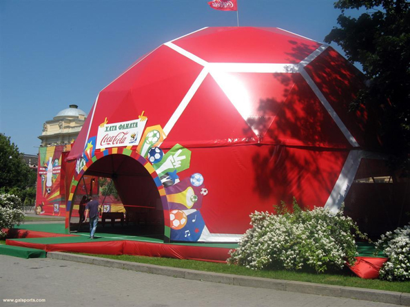 У Львові встановили гігантський екран для перегляду матчів Чемпіонату світу з футболу