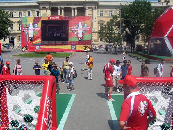 У Львові встановили гігантський екран для перегляду матчів Чемпіонату світу з футболу