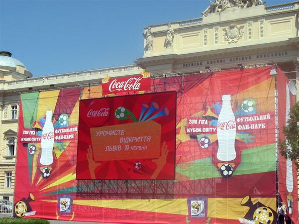 У Львові встановили гігантський екран для перегляду матчів Чемпіонату світу з футболу