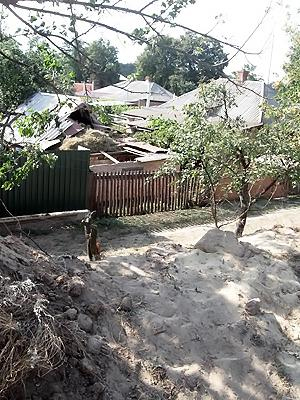 Путь полета мерса: снесенный ров земли, порванные провода и сарай без крыши