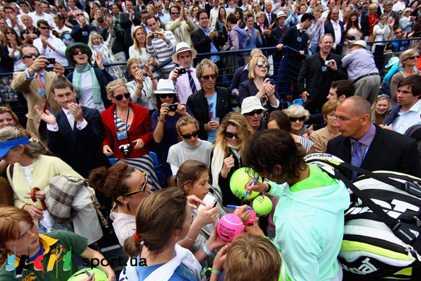 Проигравший Рафа раздаёт автографы
