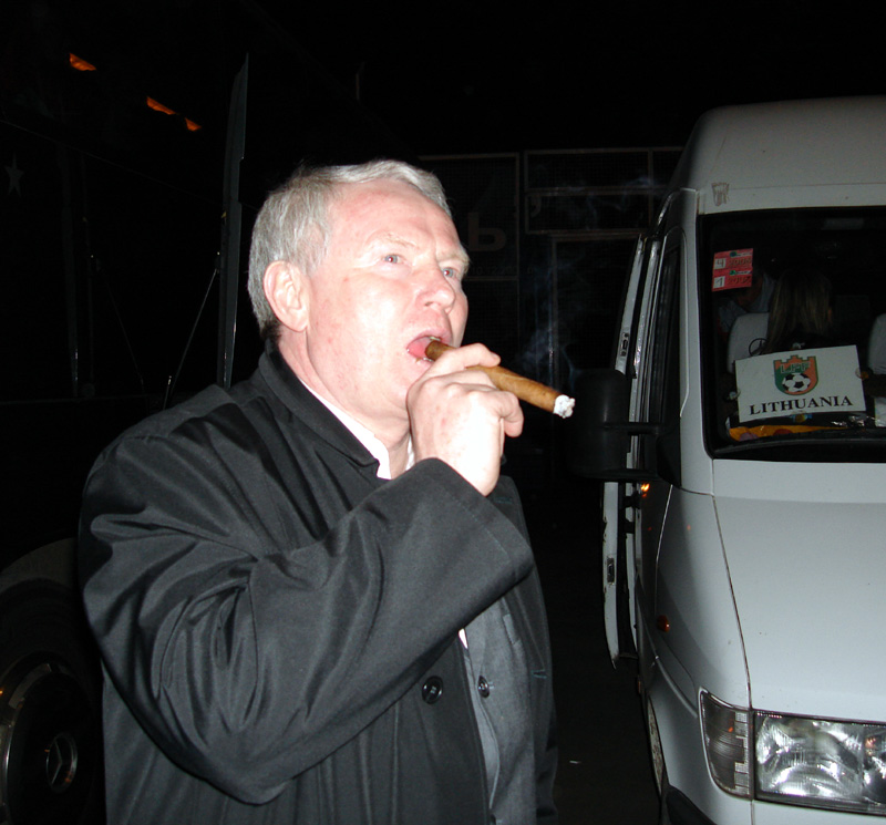 После прессухи Любинскас расслаблялся при помощи сигары...