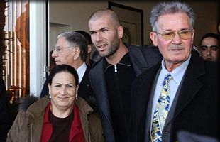 Зинедин с родителями