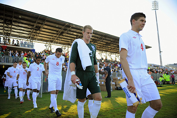 Стивен Джеррард выводит сборную Англии на поле