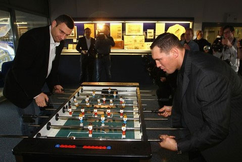Виталий Кличко и Альберт Сосновский играют в настольный футбол