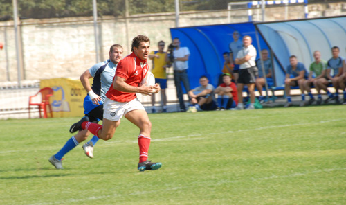 Руслан Церковный настолько увлекся атакой, что выбежал за линию поля