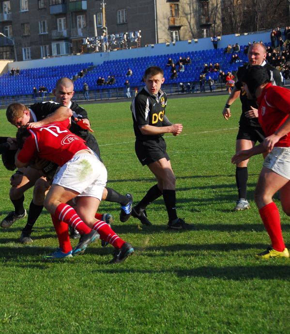 Максим Кравченко (в центре) внимательно следит за борьбой