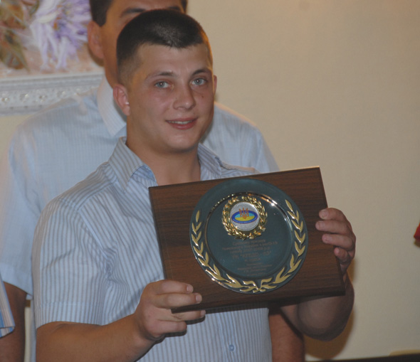 Николай Делиергиев с наградой за второе место в чемпионате Украины-2007/08