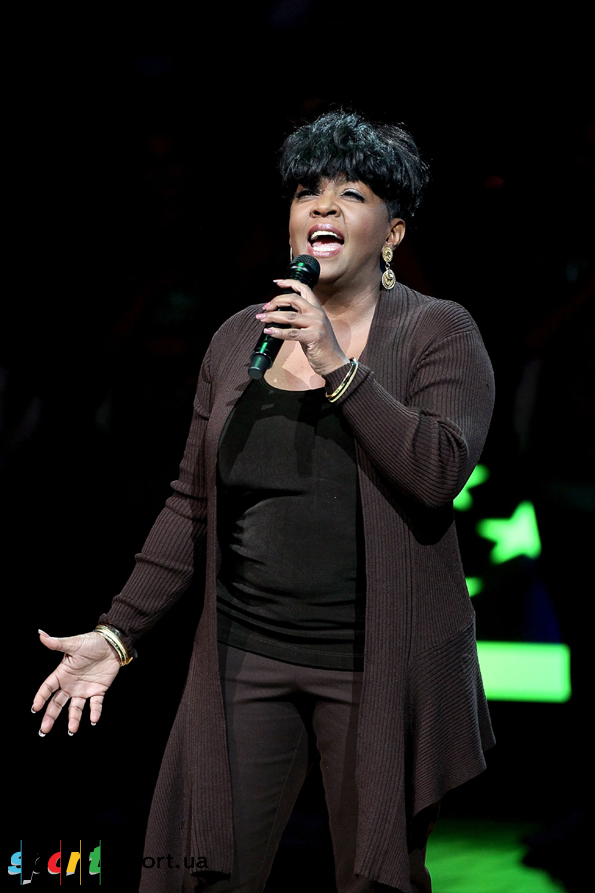 Анита Бейкер исполняет гимн США перед матчем