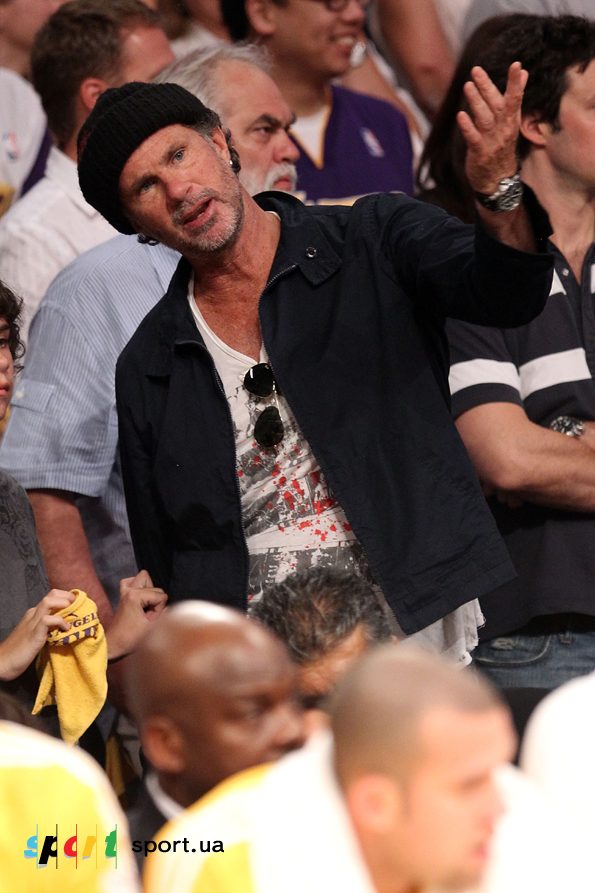 На матче был замечен барабанщик "Ред Хот Чили Пепперс" Чэд Смит