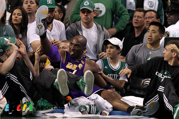 Коби Брайант во 2-й четверти побывал на трибунах
