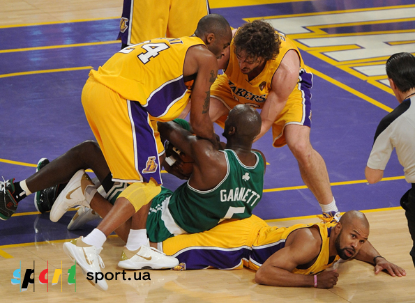 Гарнетта держали всей командой