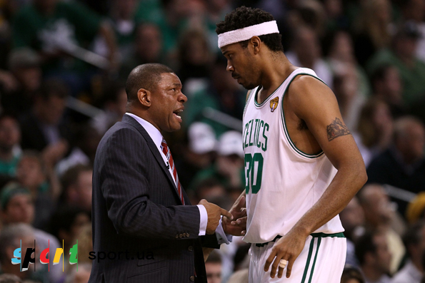 Тренер Бостона Док Риверс и Рашид Уоллос