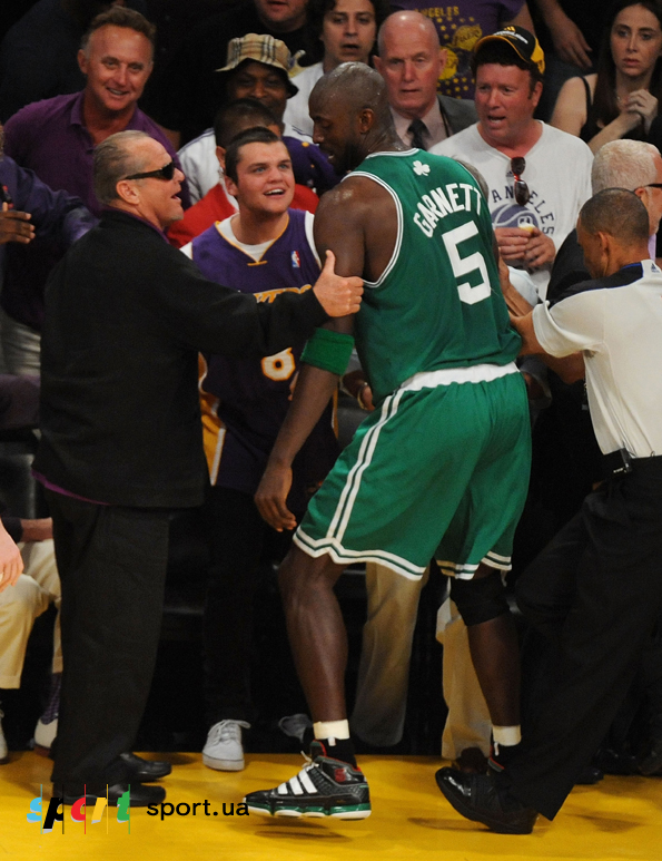 Один из звёздных фанов Лейкерс, Джек Николсон, тоже пытался сдерживать Кевина Гарнетта