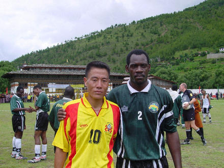 Капитаны команд – один из немногих профессиональных футболистов Бутана и полицейский с Монтсеррата
