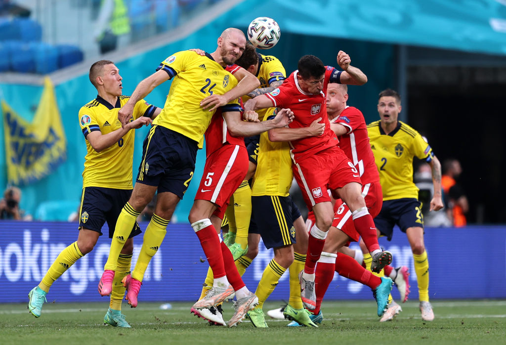 Летнее время в польше. Польша Швеция футбол. Чемпионат Польши. Польша сине жёлтая.