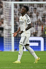 vinisius-vzbesilsya-i-ne-pozhal-ruku-alonso-v-matche-real-barselona-foto-1