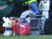 v-kubke-anglii-kiper-vletel-shipami-v-golovu-sopernika-igroka-unesli-roberts-mateta-milluol-pelas-01032025-foto-1