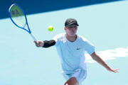 syn-legendy-tennisa-proigral-eks-16-y-raketke-v-otbore-aus-open-hyuitt-07012025-foto-1