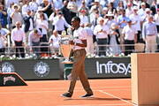 Дембеле принес трофей Лиги чемпионов на центральный корт Ролан Гаррос фото 1 dembele-prines-trofey-ligi-chempionov-na-tsentralniy-kort-rolan-garros-foto-1