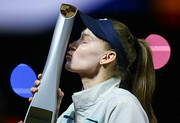 rybakina-muhova-nagrazhdenie-posle-finala-wta-500-v-shtutgarte-2026-foto-1