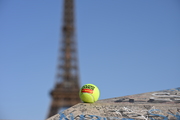 rolan-garros-tennisnye-myachiki-sportua-i-betking-kolesyat-parizhem-foto-4