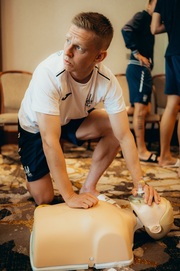 ФОТО. Сборная Украины провела первую тренировку в Варшаве. Учились спасать фото 1 foto-sbornaya-ukrainy-provela-pervuyu-trenirovku-v-varshave-uchilis-spasat-foto-1