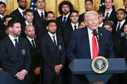 Месси встретился с Трампом. Президент США помолился в Белом доме фото 2 messi-vstretilsya-s-trampom-prezident-ssha-pomolilsya-v-belom-dome-foto-2