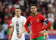 ФОТО. Роналду расплакался на поле после незабитого пенальти на Евро-2024 фото 2 foto-ronaldu-rasplakalsya-na-pole-posle-nezabitogo-penalti-na-evro-2024-foto-2