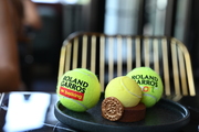 rolan-garros-tennisnye-myachiki-sportua-i-betking-kolesyat-parizhem-foto-1