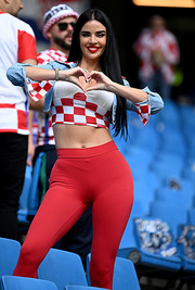 foto-zabyli-ee-kak-pyshnogrudaya-ivana-knoll-pokorila-stadiony-evro-2024-foto-4