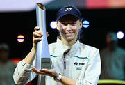 rybakina-muhova-nagrazhdenie-posle-finala-wta-500-v-shtutgarte-2026-foto-4