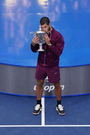 tseremoniya-nagrazhdeniya-alkaras-poluchil-trofey-uso-sinner-tarelku-foto-1