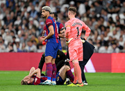 ФОТО. Ключевого игрока Барселоны унесли с поля на ношах в матче с Реалом фото 3 foto-klyuchevogo-igroka-barselony-unesli-s-polya-na-noshah-v-matche-s-realom-foto-3