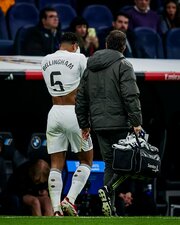 zvezdniy-igrok-reala-travmirovalsya-i-v-slezah-pokinul-pole-foto-3