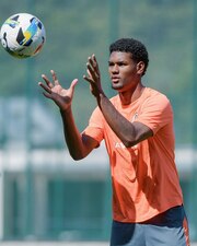 pered-veresom-lukas-ferreyra-provel-pervuyu-trenirovku-v-shahtere-foto-1