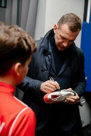 foto-ne-promazh-11-metroviy-v-tualete-sbornaya-ukrainy-vyehala-na-sbory-foto-2