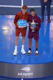 tseremoniya-nagrazhdeniya-alkaras-poluchil-trofey-uso-sinner-tarelku-foto-4