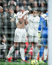 zvezdniy-igrok-reala-travmirovalsya-i-v-slezah-pokinul-pole-foto-2