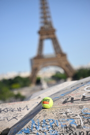 rolan-garros-tennisnye-myachiki-sportua-i-betking-kolesyat-parizhem-foto-3