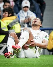 zvezdniy-igrok-reala-travmirovalsya-i-v-slezah-pokinul-pole-foto-1