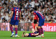 ФОТО. Ключевого игрока Барселоны унесли с поля на ношах в матче с Реалом фото 4 foto-klyuchevogo-igroka-barselony-unesli-s-polya-na-noshah-v-matche-s-realom-foto-4