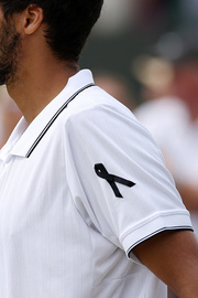 portugalets-vyshel-na-match-uimbldona-s-chernoy-lentoy-v-pamyat-o-zhote-foto-1