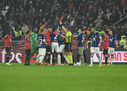 foto-udar-v-litso-stychka-tri-udaleniya-draka-v-chempionskom-matche-intera-foto-3