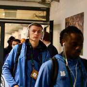 igroki-dinamo-pribyli-na-stadion-gde-sygrayut-protiv-zrinski-v-lk-foto-1