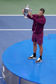 tseremoniya-nagrazhdeniya-alkaras-poluchil-trofey-uso-sinner-tarelku-foto-2