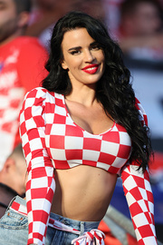 foto-zabyli-ee-kak-pyshnogrudaya-ivana-knoll-pokorila-stadiony-evro-2024-foto-2