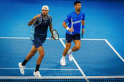 shou-tennisa-dzhokovich-i-kiryos-v-odnoy-pare-nachali-pokoryat-brisben-30122024-foto-3